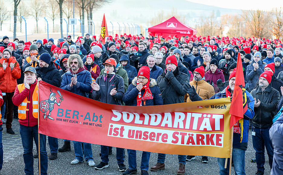 Gegen die Stellenstreichungspläne bei Bosch macht die IG Metall mobil: In Abstatt findet am Donnerstag eine Aktion statt. Zahlreiche Beschäftige folgten am Morgen dem Aufruf.