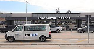Mit dem Flugzeug reisen regelmäßig EBM-Papst-Mitarbeiter für Termine zu den internationalen Standorten - wie zum Beispiel nach Oradea in Rumänien