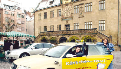 Der neueste vom Deutschen Patentamt gesch&uuml;tzte &bdquo;K&auml;thchen&ldquo;-Titel: das &bdquo;K&auml;thchen-Taxi&ldquo; von Helmut G&ouml;tz. Ab Januar ist er mit diesen Taxis in Heilbronn unterwegs. Hauptk&auml;thchen Christiane Henrich findet&lsquo;s gut. (Foto: U. Kugler)