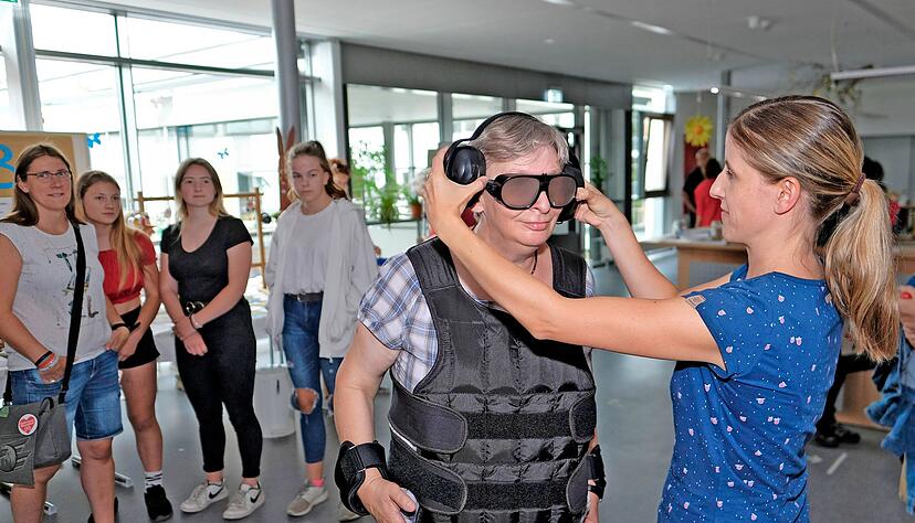 Wie fühlt es sich an, alt und dement zu sein? Beim Tag der offenen Tür im Klinikum am Weissenhof 2019 konnten Besucher den Demenzanzug anziehen, um die typischen Einschränkungen Erkrankter nachempfinden zu können.
Foto: Archiv/Mugler