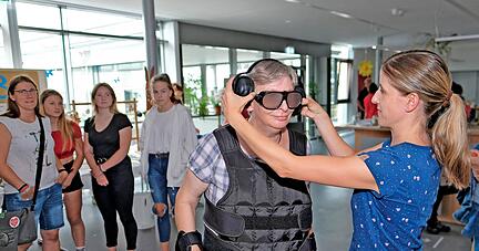 Wie fühlt es sich an, alt und dement zu sein? Beim Tag der offenen Tür im Klinikum am Weissenhof 2019 konnten Besucher den Demenzanzug anziehen, um die typischen Einschränkungen Erkrankter nachempfinden zu können.
Foto: Archiv/Mugler