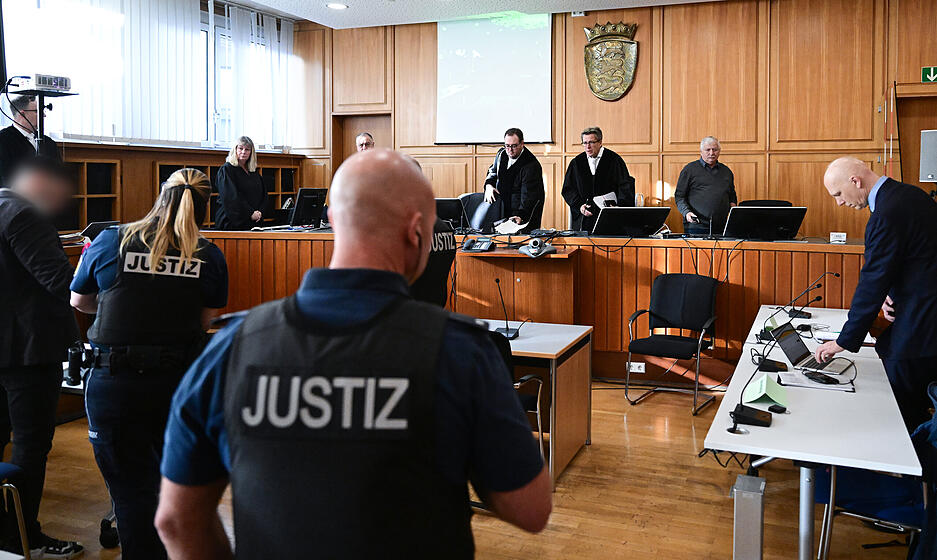 Zwei Männer sollen einen verschuldeten Bauunternehmer aus Schwäbisch Hall entführt, ihn gequält und Lösegeld gefordert haben, so der Vorwurf der Staatsanwaltschaft. Zwei Männer sollen einen verschuldeten Bauunternehmer aus Schwäbisch Hall entführt, ihn gequält und Lösegeld gefordert haben, so der Vorwurf der Staatsanwaltschaft.