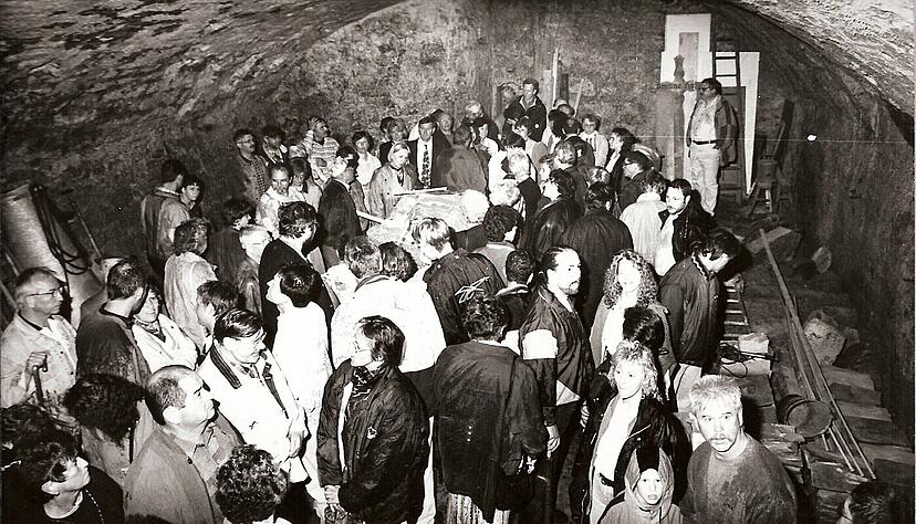 Die legendäre Stadtführung Halbe nach Fünf der Heimatfreunde findet am 12. September 2025 zum 150. Mal statt. Daran erinnern die Heimatfreunde mit einem historischen Foto von der zwölften Führung „Kellerlandschaften“ am 16. Juni 1998 mit 182 Teilnehmern.