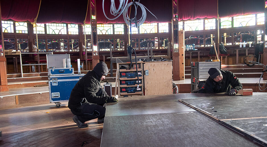 Im Inneren wird die Bühne für die Varietéshow aufgebaut.