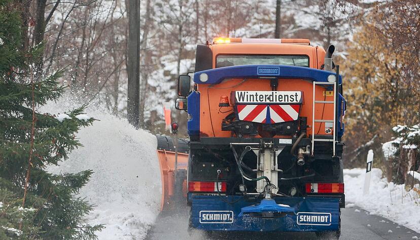 Für die Umstellung auf Schnee und Eis stehen die Streudienste überall im Land bereit. Für die Umstellung auf Schnee und Eis stehen die Streudienste überall im Land bereit.