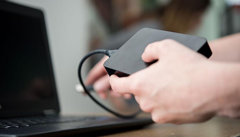 SSDs speichern Daten im Test deutlich schneller als USB-Sticks oder HDDs. SSDs speichern Daten im Test deutlich schneller als USB-Sticks oder HDDs.