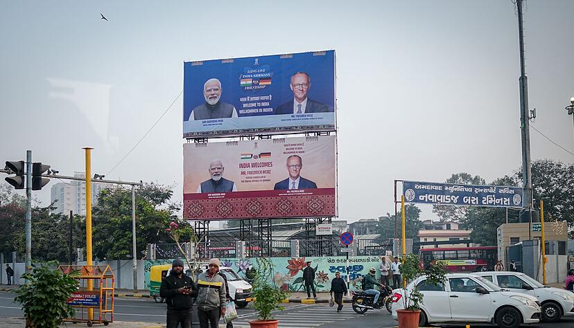 Mit gro&szlig;en Schildern hei&szlig;t Modi seinen Gast willkommen.