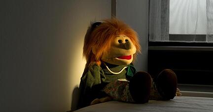 Handpuppe in einem Untersuchungsraum der Kinderschutzambulanz der Medizinischen Hochschule. Die Kinderhilfe und das Bundeskriminalamt informieren über das Thema Kinder als Opfer von Gewalt und sexuellem Missbrauch.