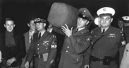 ARCHIV - Der US-amerikanische Rock 'n' Roll-Sänger Elvis Presley (M, mit Gepäck) war zur Freude seiner deutschen Fans von Oktober 1958 (Foto) bis März 1960 im Rahmen seines Militärdienstes in der US Army im hessischen Friedberg stationiert. ARCHIV - Der US-amerikanische Rock 'n' Roll-Sänger Elvis Presley (M, mit Gepäck) war zur Freude seiner deutschen Fans von Oktober 1958 (Foto) bis März 1960 im Rahmen seines Militärdienstes in der US Army im hessischen Friedberg stationiert.