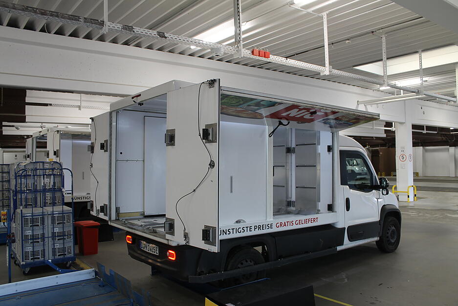 Fahrer laden vorbereitete Boxen systematisch in die Lieferfahrzeuge. Fahrer laden vorbereitete Boxen systematisch in die Lieferfahrzeuge.