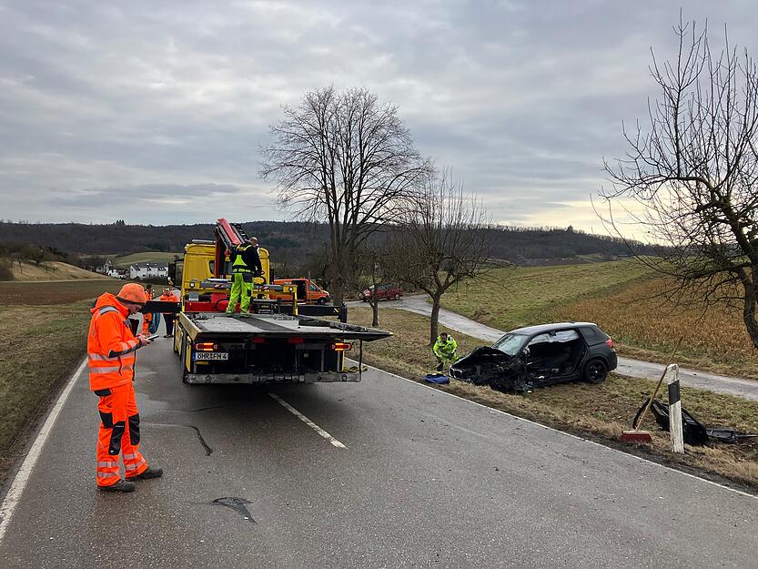 Nach einem Frontalunfall mussten Polizei und Rettungskr&auml;fte ausr&uuml;cken.