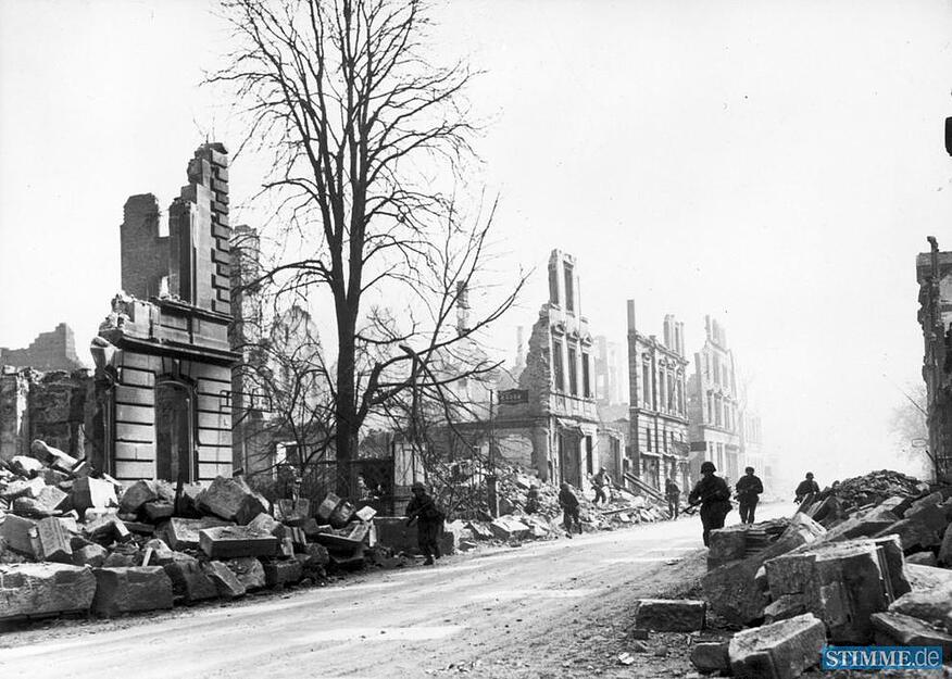 April 1945, Frankfurter Straße. Das US-Foto für einen Kriegsberichterstatter ist gestellt. Deutsche Bilder vom "Kampf um Heilbronn" existieren nicht. April 1945, Frankfurter Straße. Das US-Foto für einen Kriegsberichterstatter ist gestellt. Deutsche Bilder vom "Kampf um Heilbronn" existieren nicht.