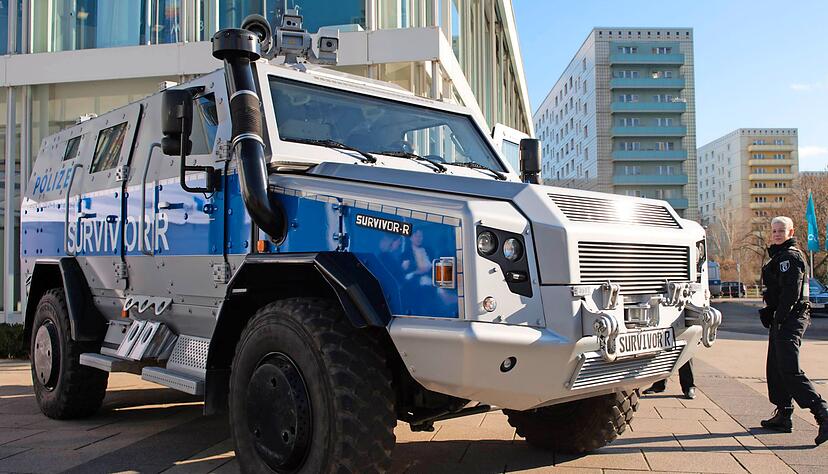 Die Rüstungssparte von Rheinmetall stattet deutsche Polizeikräfte für Sondereinsätze mit dem Zivil-Panzer Survivor R aus.
Foto: dpa Die Rüstungssparte von Rheinmetall stattet deutsche Polizeikräfte für Sondereinsätze mit dem Zivil-Panzer Survivor R aus.
Foto: dpa