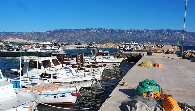 Der Stadthafen von Rab bietet Platz für gut 130 Boote. Der Stadthafen von Rab bietet Platz für gut 130 Boote.