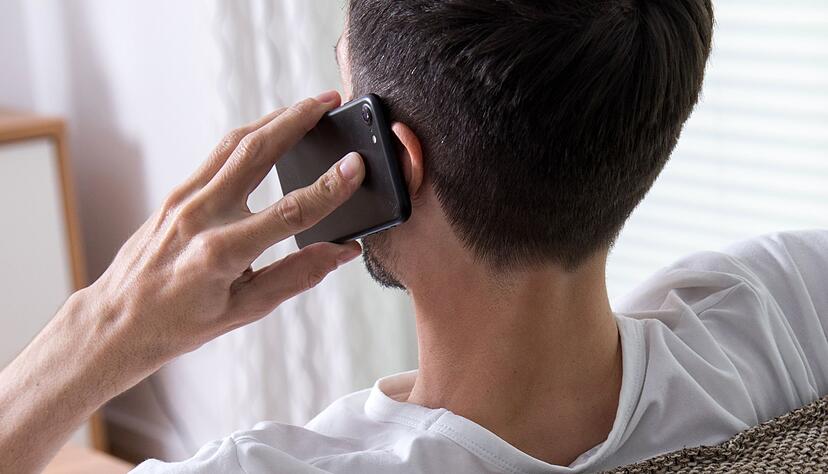 Perfide Masche: Kriminelle nutzen künstliche Intelligenz, um die Stimme von Verwandten und Bekannten täuschend echt für betrügerische Anrufe zu imitieren. Perfide Masche: Kriminelle nutzen künstliche Intelligenz, um die Stimme von Verwandten und Bekannten täuschend echt für betrügerische Anrufe zu imitieren.