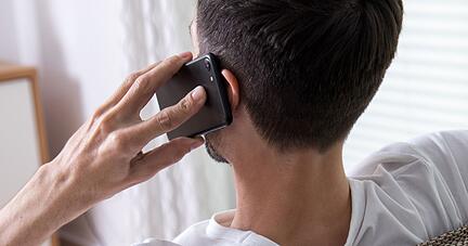 Perfide Masche: Kriminelle nutzen künstliche Intelligenz, um die Stimme von Verwandten und Bekannten täuschend echt für betrügerische Anrufe zu imitieren.