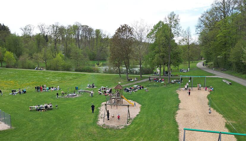 Am Schleierhofer See treffen sich viele Familien und Freunde zum Grillen und Spielen und den Ostersonntag genie&szlig;en.
