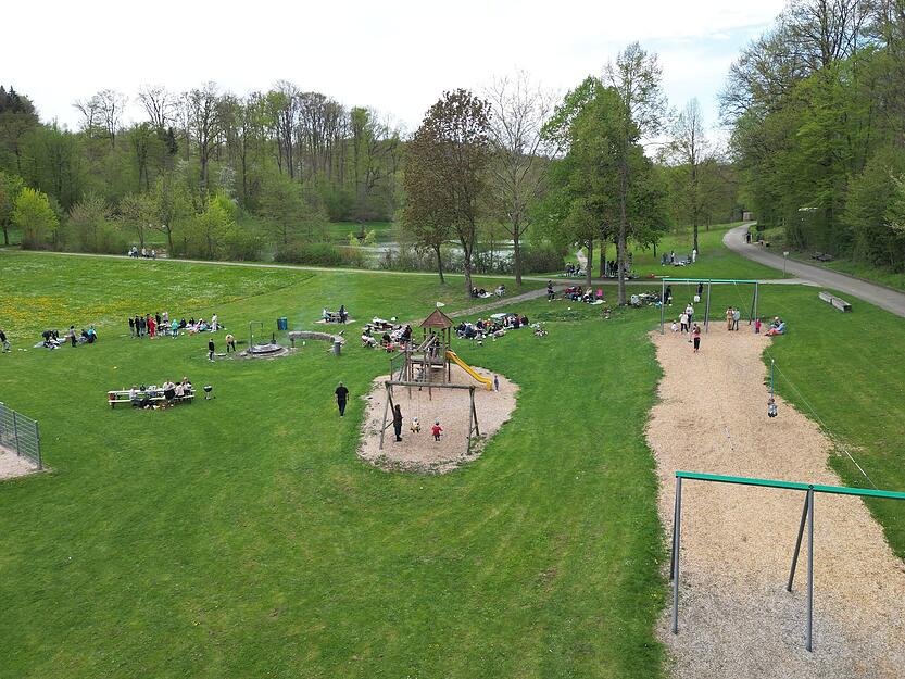 Am Schleierhofer See treffen sich viele Familien und Freunde zum Grillen und Spielen und den Ostersonntag genie&szlig;en.