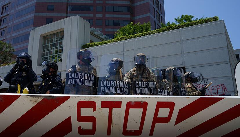 Soldaten der kalifornischen Nationalgarde stehen Wache. Soldaten der kalifornischen Nationalgarde stehen Wache.