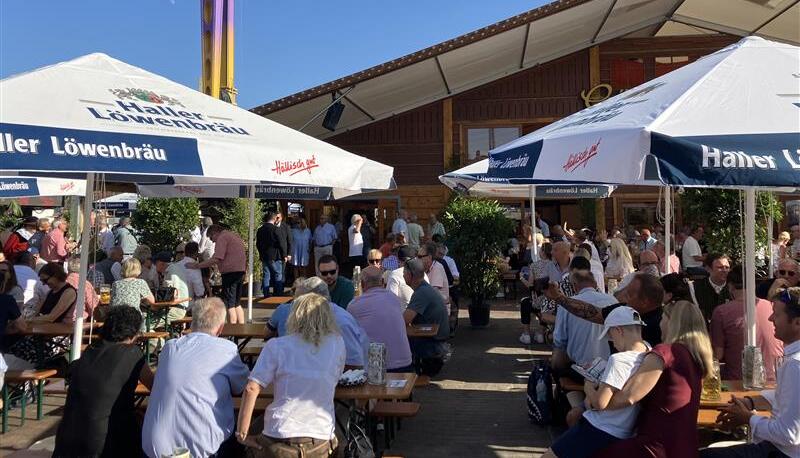 Kurz vor dem traditionellen Fassanstich füllt sich der Festbereich immer mehr.