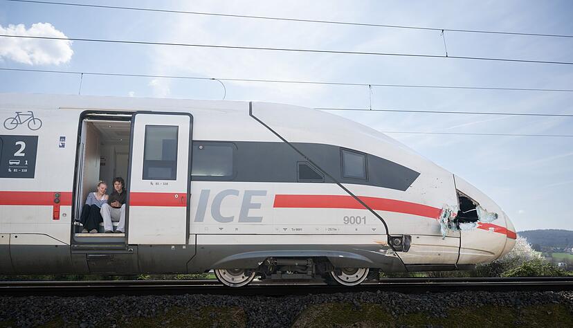 Ein Ersatzzug kam zur Unfallstelle, um die Fahrg&auml;ste aus dem ICE aufzunehmen.