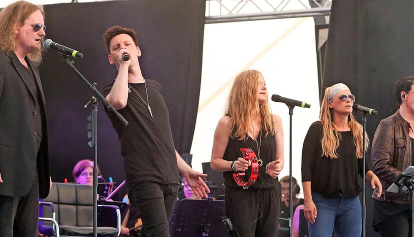 Mix aus progressivem Rock, Blues, Jazz und klassischer Musik: Fünf Sängerinnen und Sänger führen als Ensemble und mit starken Soli durch den Abend auf der Sparkassenbühne. Dazu kommt ein vielköpfiges Orchester.
Foto: Andreas Veigel Mix aus progressivem Rock, Blues, Jazz und klassischer Musik: Fünf Sängerinnen und Sänger führen als Ensemble und mit starken Soli durch den Abend auf der Sparkassenbühne. Dazu kommt ein vielköpfiges Orchester.
Foto: Andreas Veigel
