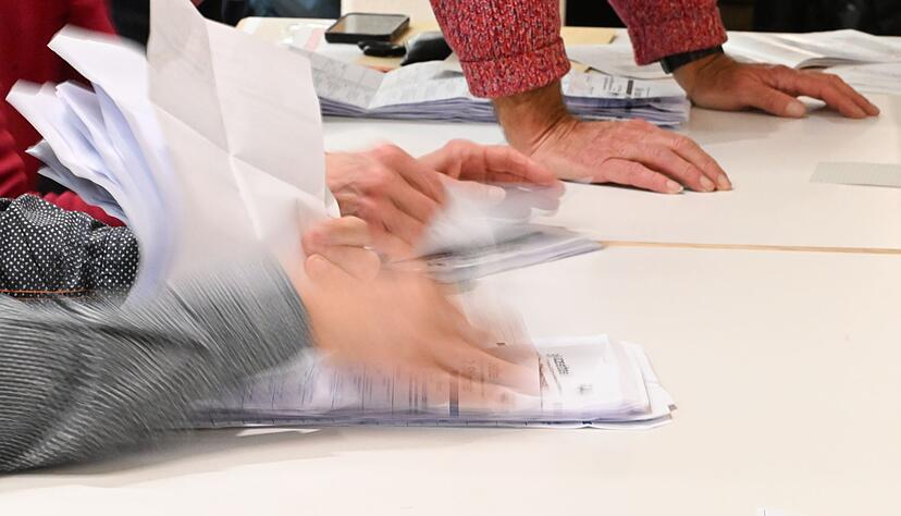 Beim Ausz&auml;hlen von Wahlen werden Stapel gebildet. (Archivbild)