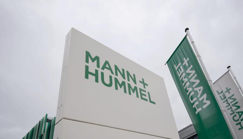 Ein Schild weist auf die Unternehmenszentrale des Filterspezialisten Mann+Hummel hin.