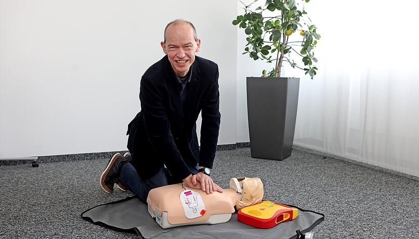 Jürgen Blind vom Deutschen Roten Kreuz Kreisverband Heilbronn demonstriert die Anwendung eines Defibrillators.