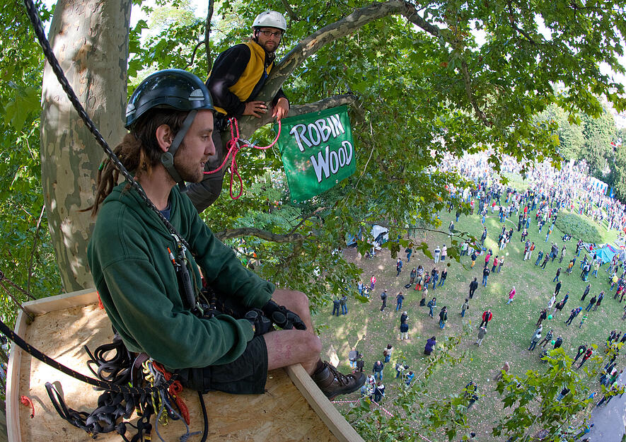 Aktivisten der Umweltschutzorganisation "Robin Wood" halten am Samstag, 18. September 2010, in Stuttgart im Schlossgarten einen Baum besetzt. Aus Protest gegen das umstrittene Bahn-Projekt Stuttgart 21 haben erneut mehrere Aktivisten der Umweltorganisation Robin Wood und der sogenannten Parkschützer vier Bäume im Mittleren Schlossgarten besetzt. Dort werden in den folgenden Monaten fast 300 zum Teil uralte Bäume dem umstrittenen Tiefbahnhof weichen. Aktivisten der Umweltschutzorganisation "Robin Wood" halten am Samstag, 18. September 2010, in Stuttgart im Schlossgarten einen Baum besetzt. Aus Protest gegen das umstrittene Bahn-Projekt Stuttgart 21 haben erneut mehrere Aktivisten der Umweltorganisation Robin Wood und der sogenannten Parkschützer vier Bäume im Mittleren Schlossgarten besetzt. Dort werden in den folgenden Monaten fast 300 zum Teil uralte Bäume dem umstrittenen Tiefbahnhof weichen.