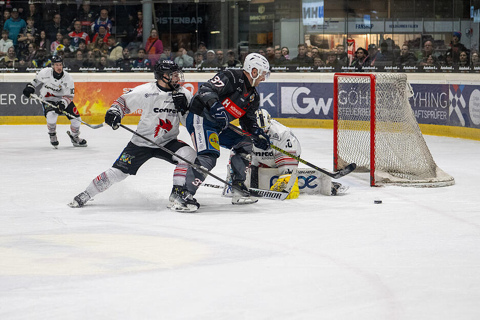 Das gelang von Beginn an. Im ersten Drittel gingen die Heilbronner Falken in Führung. Das gelang von Beginn an. Im ersten Drittel gingen die Heilbronner Falken in Führung.