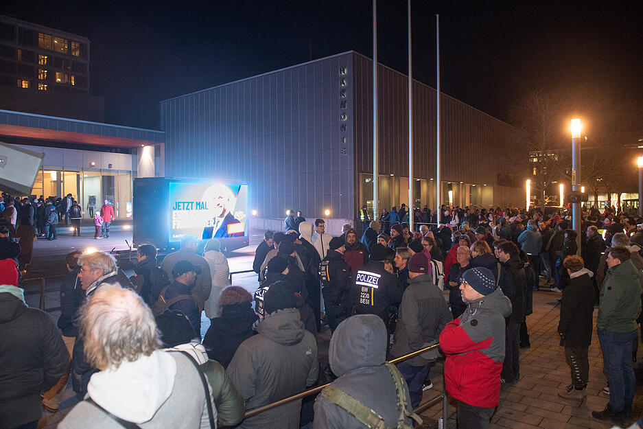 Laut Polizei haben sind zwischen 500 und 600 Demonstranten am Donnerstagabend an der Harmonie zum Protest gegen die AfD-Wahlveranstaltung versammelt. Laut Polizei haben sind zwischen 500 und 600 Demonstranten am Donnerstagabend an der Harmonie zum Protest gegen die AfD-Wahlveranstaltung versammelt.