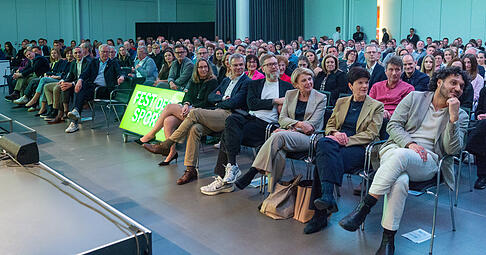 Volle "Pyramide" in der Kreissparkasse Heilbronn. Zum Fest des Sports sind 360 geladene G&auml;ste gekommen.