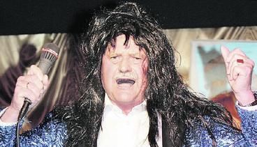 Ungewohnte Ansichten: Kurt Schaber mit langer Mähne. Wider den "Einheitsbrei" in der Stadt Heilbronn sang der Bierstorfer-Generalbevollmächtigte. Die Hegelmaiers machen's möglich. (Foto: Andreas Veigel) Ungewohnte Ansichten: Kurt Schaber mit langer Mähne. Wider den "Einheitsbrei" in der Stadt Heilbronn sang der Bierstorfer-Generalbevollmächtigte. Die Hegelmaiers machen's möglich. (Foto: Andreas Veigel)