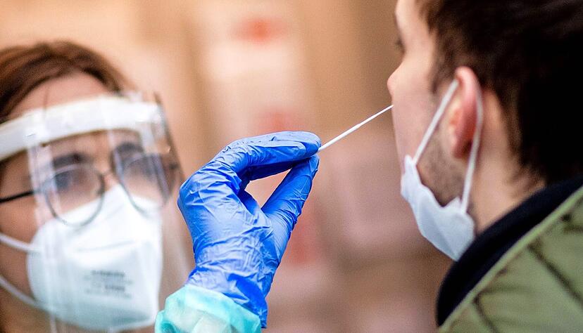 Ein Mann lässt einen Corona-Schnelltest machen.
Foto: dpa Ein Mann lässt einen Corona-Schnelltest machen.
Foto: dpa