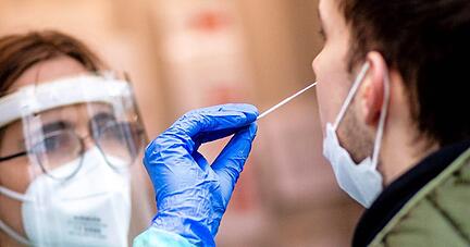 Ein Mann lässt einen Corona-Schnelltest machen.
Foto: dpa Ein Mann lässt einen Corona-Schnelltest machen.
Foto: dpa