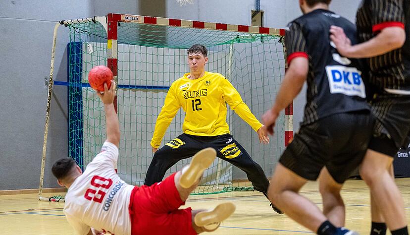 Julian Buchele, hier im Duell mit dem Schweizer Kreisläufer Tarik Hadzic, zeigte in seinen 30 Einsatzminuten eine gute Leistung und bekam ein Sonderlob von Bundestrainer Martin Heuberger. Julian Buchele, hier im Duell mit dem Schweizer Kreisläufer Tarik Hadzic, zeigte in seinen 30 Einsatzminuten eine gute Leistung und bekam ein Sonderlob von Bundestrainer Martin Heuberger.