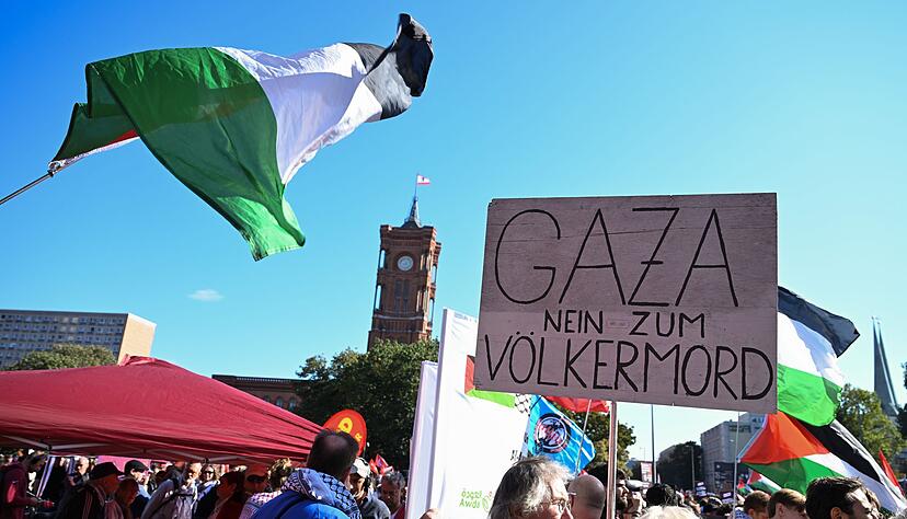 Menschen trugen Fahnen und Schilder.