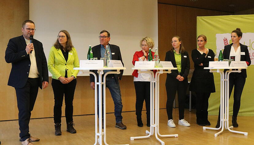 Diskussion in der L&auml;ndlichen Heimvolkshochschule Hohebuch (von links): J&uuml;rgen Maurer (Bauernverband), Katharina Meusener (Redakteurin Top Agrar), Hans-Peter Mack (Familienberater), Regina Eichinger-Sch&ouml;nberger (SVLFG), Katharina Hermann (Landjugend), Christine Niens (Th&uuml;nen-Institut) und Gastgeberin Anika Bolten.