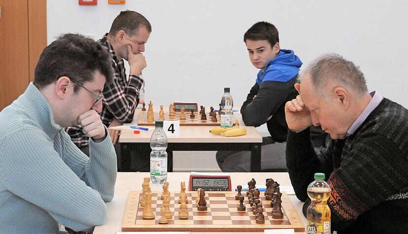 Während Eppingens Veaceslav Cofmann (links) gegen Richard Dudek (rechts) siegte, verlor Zoltan Medvegy (hinten links) gegen Heilbronns Noah Fecker. Während Eppingens Veaceslav Cofmann (links) gegen Richard Dudek (rechts) siegte, verlor Zoltan Medvegy (hinten links) gegen Heilbronns Noah Fecker.