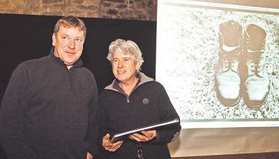 Fotograf Roland Bauer und Autor Gilbert Fels (von rechts) pr&auml;sentierten die Neuedition des Schwarz-Wei&szlig;-Klassikers.Foto: Hartmut Volk