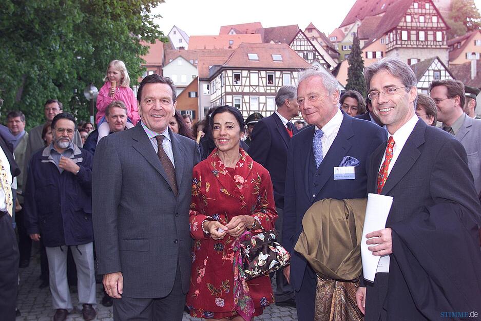 Als 2001 die Kunsthalle Würth in Schwäbisch Hall eröffnet wurde, kam auch Bundeskanzler Gerhard Schröder aus Berlin angereist. Rechts Halls Bürgermeister Reinhold Pelgrim.
