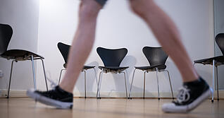 ARCHIV - 22.08.2023, Berlin: Ein Mann geht während eines Pressetermins in einer HNO-Praxis durch das Wartezimmer. (zu dpa: «Kassenärzte-Chef beklagt Gewalt in Praxen») Foto: Sebastian Gollnow/dpa +++ dpa-Bildfunk +++ ARCHIV - 22.08.2023, Berlin: Ein Mann geht während eines Pressetermins in einer HNO-Praxis durch das Wartezimmer. (zu dpa: «Kassenärzte-Chef beklagt Gewalt in Praxen») Foto: Sebastian Gollnow/dpa +++ dpa-Bildfunk +++