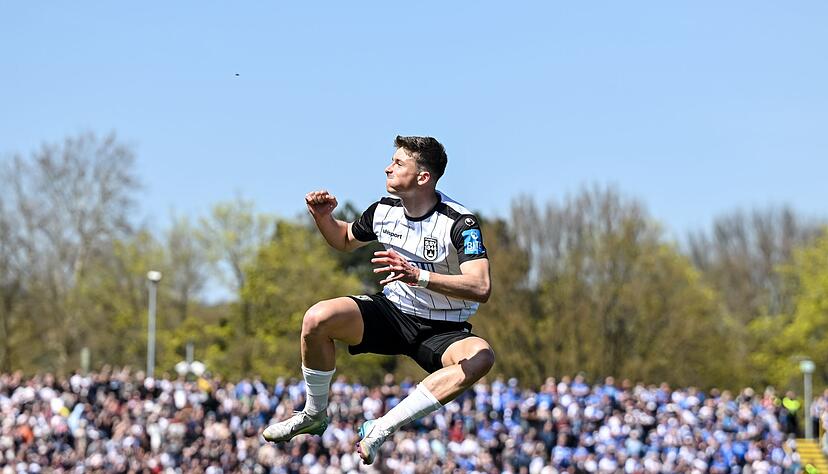 Ulms Semir Telalovic jubelt nach seinem Tor zum 1:0. Ulms Semir Telalovic jubelt nach seinem Tor zum 1:0.
