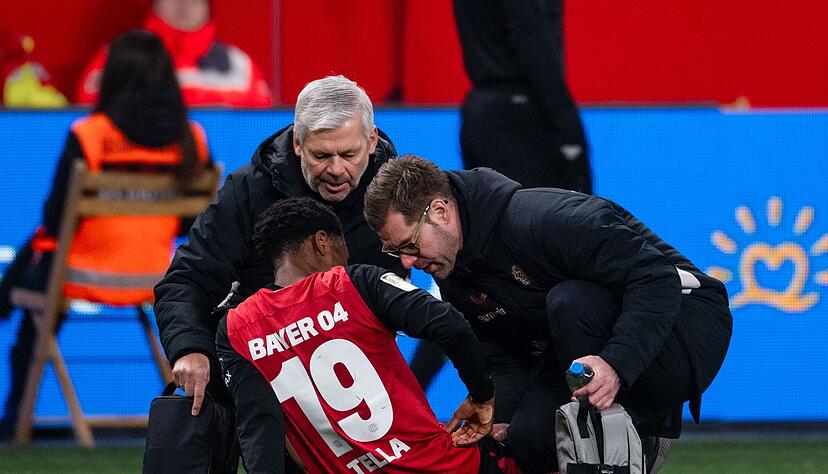 Leverkusens Tella verletzt sich.