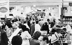 Am 11. September 1984 schreibt Lidl & Schwarz mit der Eröffnung des Neckarsulmer Kauflands Handelsgeschichte. 30.000 Kunden drängten sich am ersten Tag durch den für damalige Verhältnisse unvorstellbar großen Markt. Fotos: Archiv, Stadtarchiv, dpa