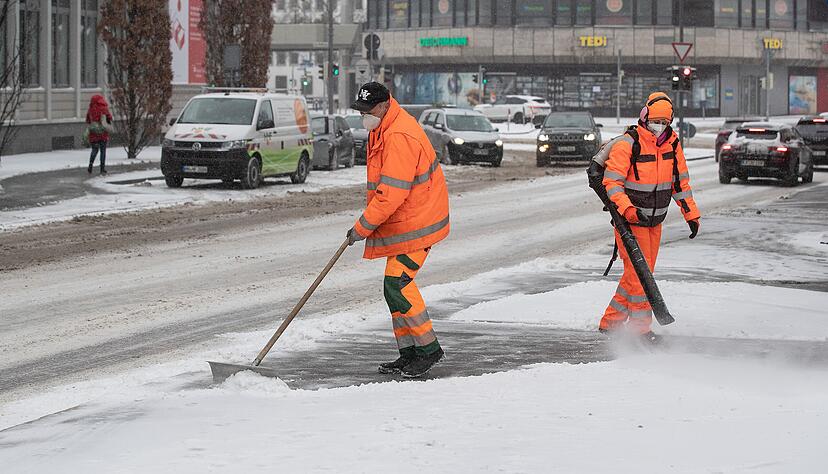Die Mitarbeiter des städtischen Bauhofes hatten, wie hier am Wollhaus, einiges zu tun, um die Straßen schnee- und eisfrei zu halten.
Fotos: Andreas Veigel Die Mitarbeiter des städtischen Bauhofes hatten, wie hier am Wollhaus, einiges zu tun, um die Straßen schnee- und eisfrei zu halten.
Fotos: Andreas Veigel