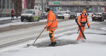 Die Mitarbeiter des städtischen Bauhofes hatten, wie hier am Wollhaus, einiges zu tun, um die Straßen schnee- und eisfrei zu halten.
Fotos: Andreas Veigel