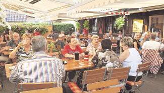 Schattig, klein, gem&uuml;tlich: Im D&auml;chle ist auch an weniger sch&ouml;nen Tagen viel los. Besonders beliebt bei den G&auml;sten ist der Schnitzel-Dienstag.Fotos: Mario Berger