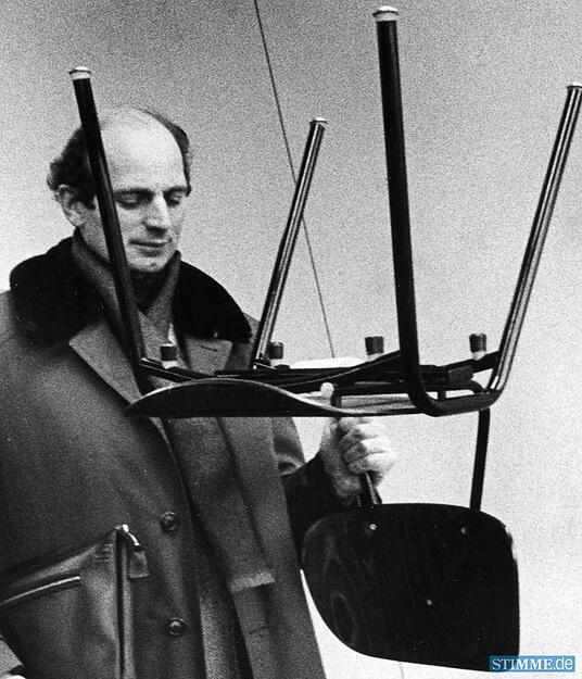 Kreisr&auml;te testen im M&auml;rz 1975 Sitzkomfort diverser Schulm&ouml;belanbieter.